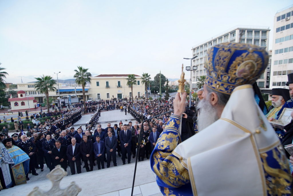 Τρισαρχιερατική Θεία Λειτουργία και Λιτάνευση της Ιεράς Εικόνος του Αγίου Νικολάου, στο μεγαλύτερο λιμάνι της χώρας