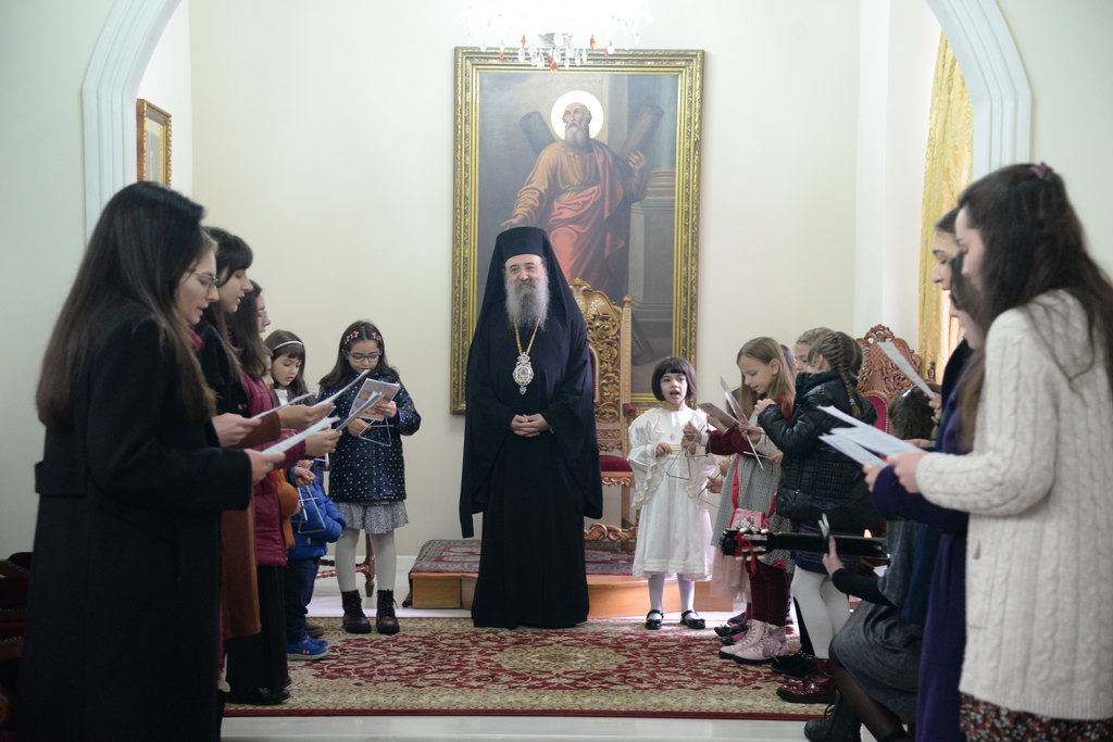 Τα κάλαντα των Χριστουγέννων στον Μητροπολίτη Πατρών από μικρούς και μεγάλους