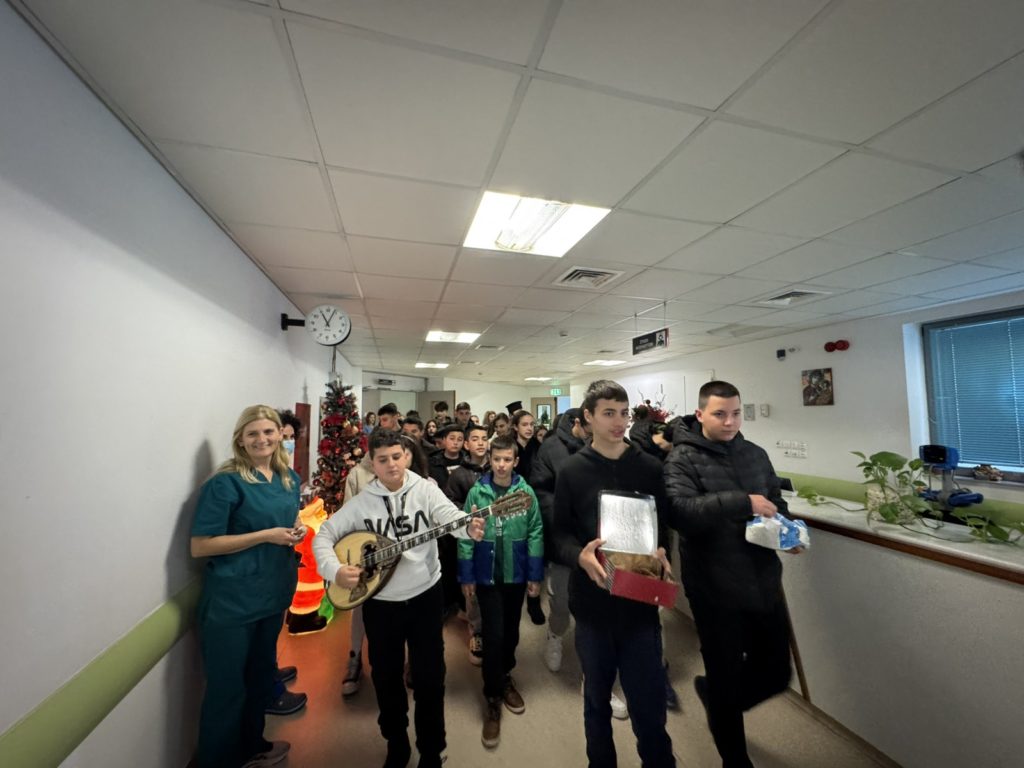 Μαθητές μετέφεραν το μήνυμα των Χριστουγέννων σε κοινωνικές δομές του Μεσολογγίου και του Αγρινίου