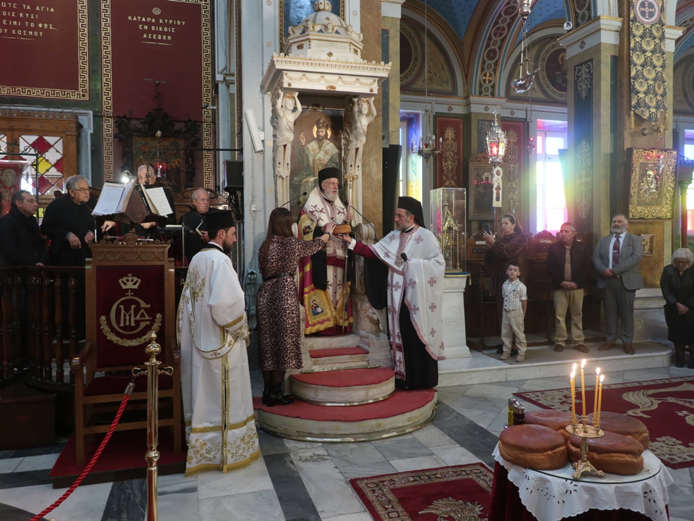 Τους Κρήτες της Σύρου ευλόγησε ο Μητροπολίτης Δωρόθεος