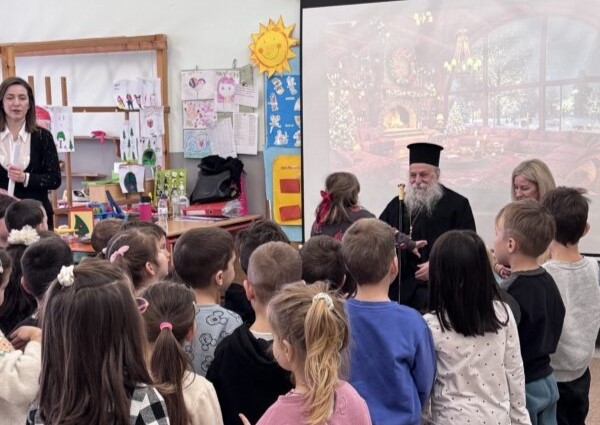 Παιδιά είπαν τα κάλαντα στον Μητροπολίτη Γρεβενών