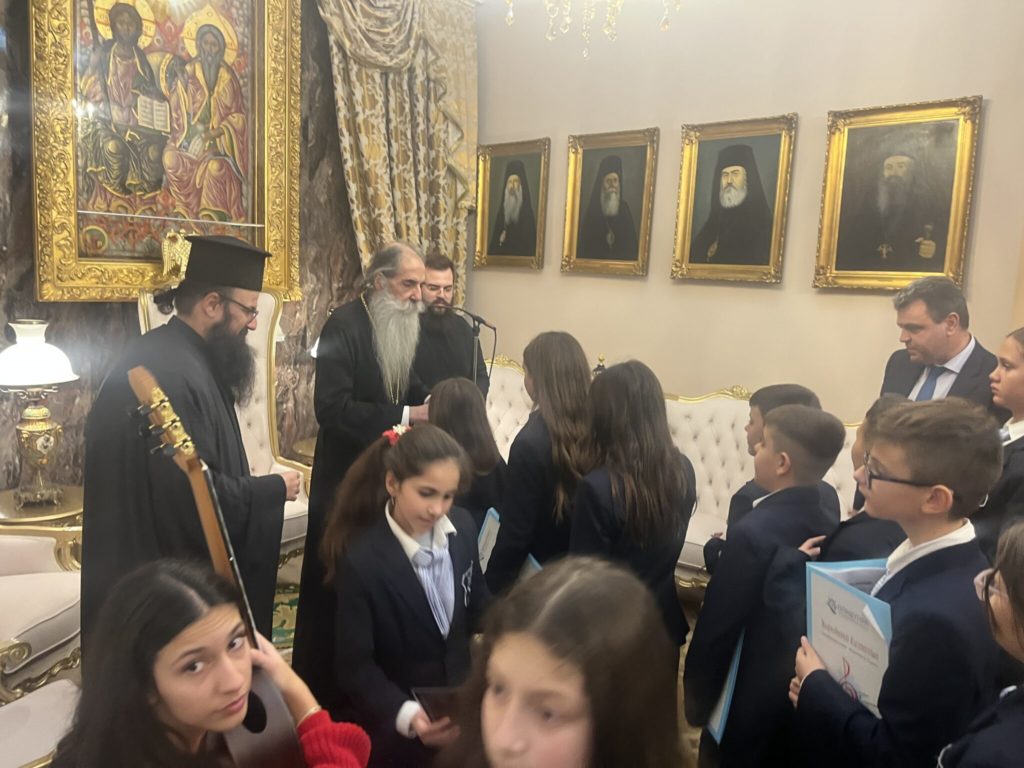 Χριστουγεννιάτικα κάλαντα και τραγούδια στον Μητροπολίτη Πειραιώς