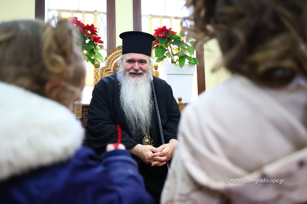 Παραδοσιακά κάλαντα στον Μητροπολίτη Νέας Κρήνης και Καλαμαριάς – Μια γιορτινή ανάσα μέσα στη βροχή