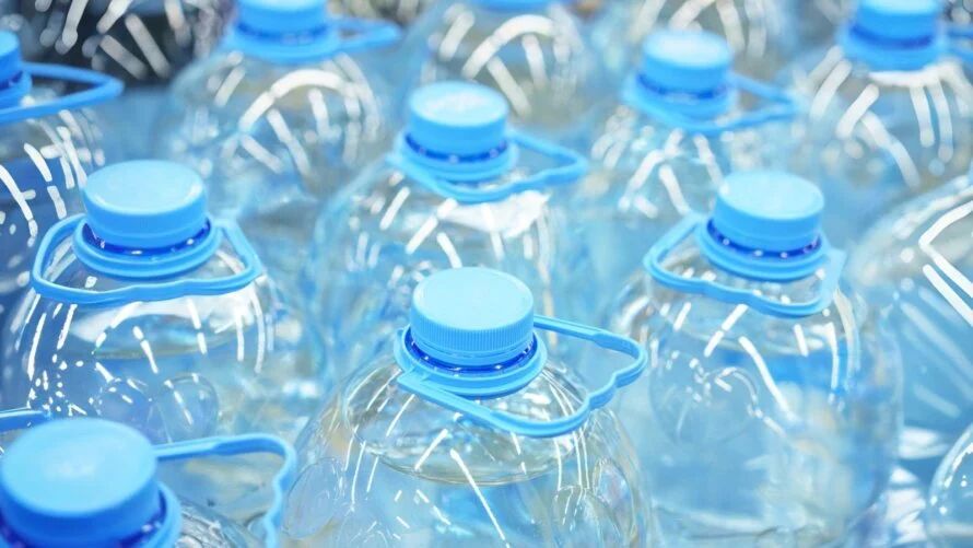 Patriarhia Română a donat 17 tone de apă potabilă pentru prahovenii afectați de lipsa apei