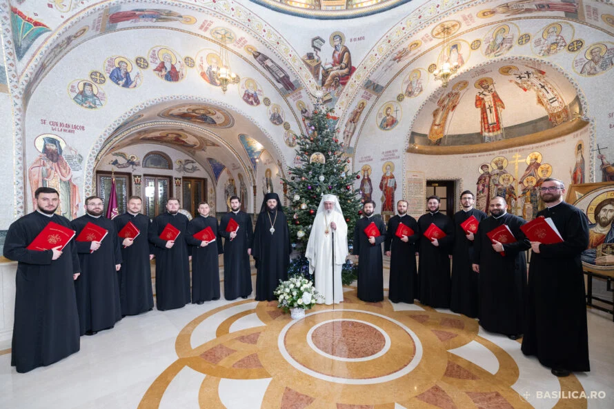 Patriarhul Daniel a primit primii colindători, cărora le-a spus că aduc bucurie Bisericii, Școlii și familiei