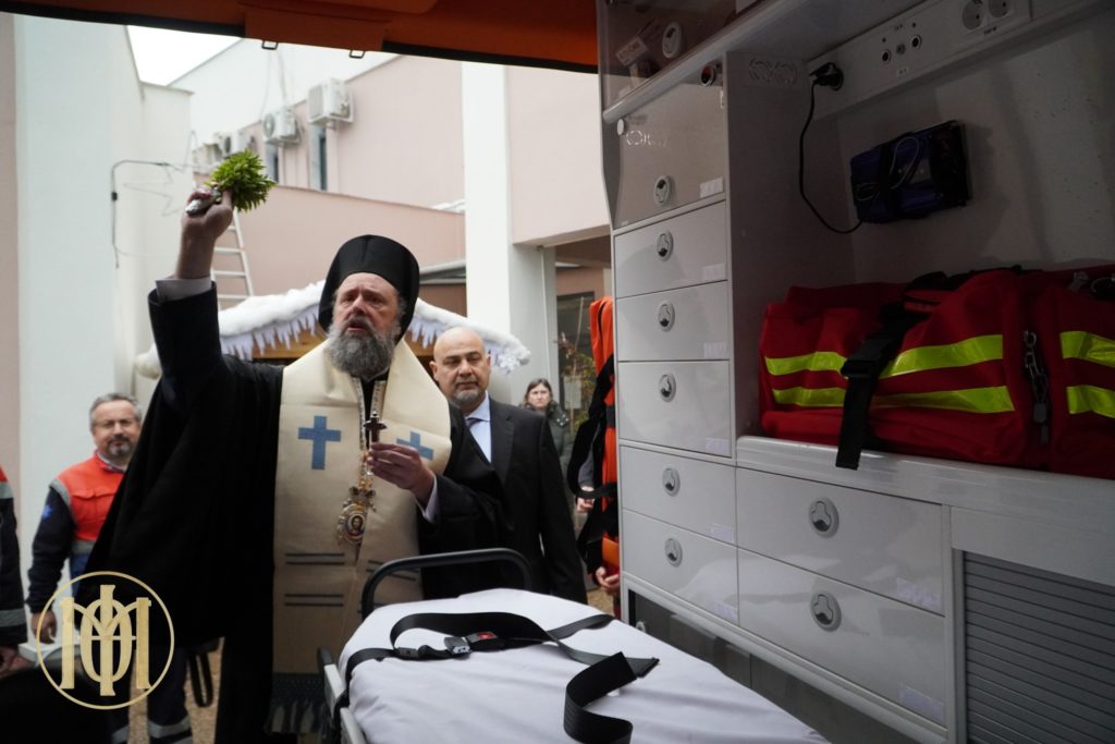 Η Μητρόπολη Θεσσαλονίκης παρέδωσε ένα καινούργιο ασθενοφόρο στο Ε.Κ.Α.Β.