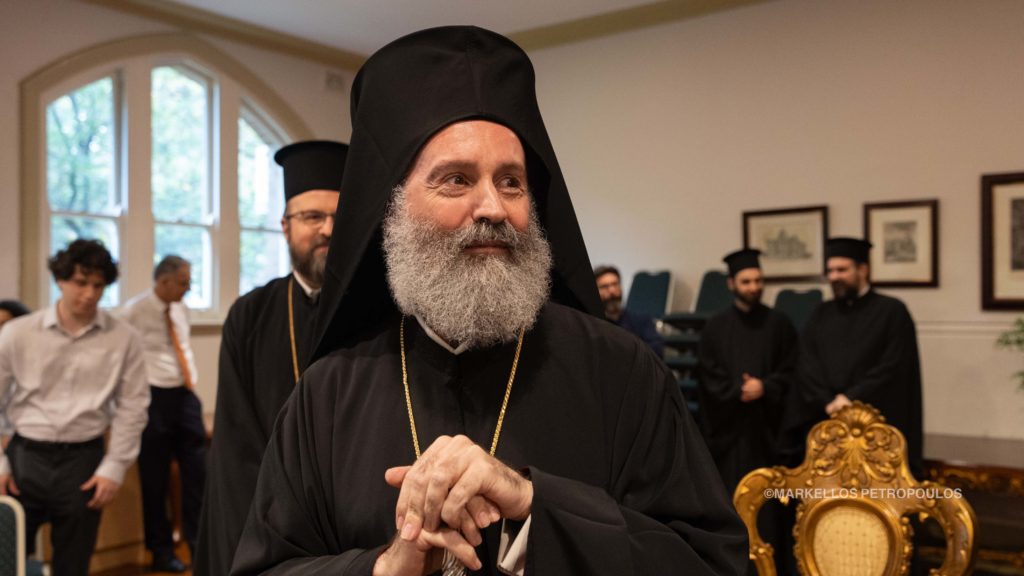 Νέοι και νέες έψαλαν τα κάλαντα στον Αρχιεπίσκοπο Αυστραλίας Μακάριο