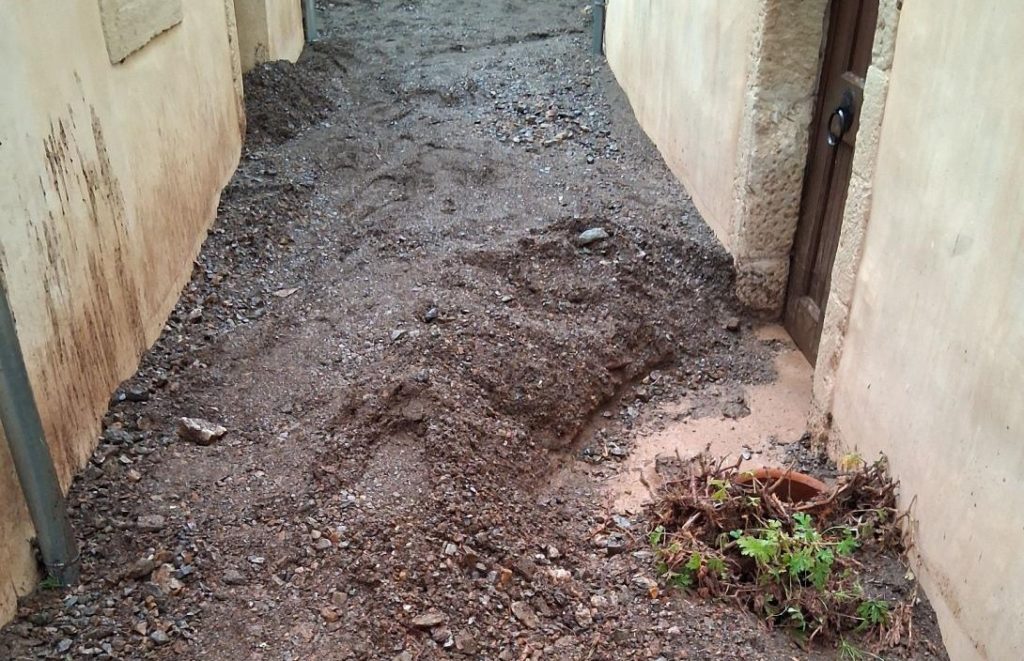 Κακοκαιρία “Byron”: Μεγάλες ποσότητες λάσπης στην Ιερά Μονή Επανωσήφη Ηρακλείου