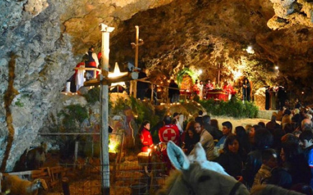 Χριστουγεννιάτικη Θεία Λειτουργία στο σπήλαιο της Μαραθοκεφάλας