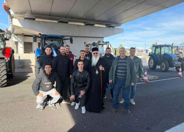 Ο Μητροπολίτης Γεώργιος στα μπλόκα των αγροτών σε Θήβα και Ερυθρές