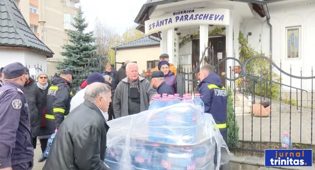 Το Πατριαρχείο Ρουμανίας δώρισε 17 τόνους εμφιαλωμένου νερού για τους κατοίκους που επλήγησαν από διακοπή υδροδότησης (ΒΙΝΤΕΟ)