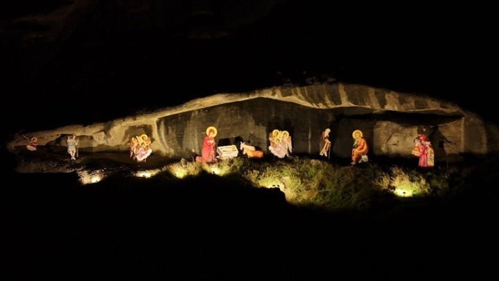 Η φάτνη που «αιωρείται» στους βράχους των Μετεώρων