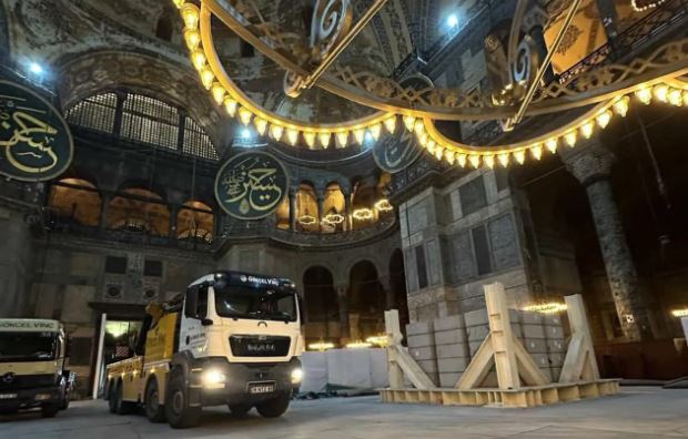 Η δικαιολογία του τουρκικού επιστημονικού συμβουλίου για τους γερανούς μέσα στην Αγία Σοφία