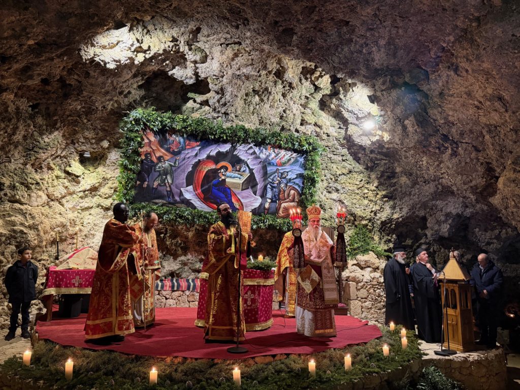 Πλήθος προσκυνητών στο σπήλαιο της Μαραθοκεφάλας για την εορτή των Χριστουγέννων