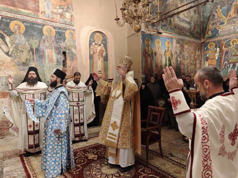 Митрополит Јоаникије богослужио у Пећкој патријаршији
