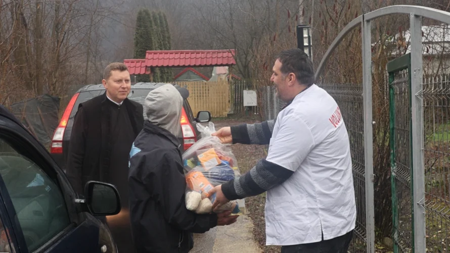 40 de familii prahovene au primit pachete alimentare de la Voluntarii Paraclisului Catedralei Naționale