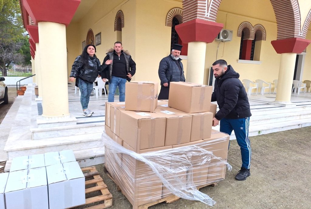 Διανομή δεμάτων αγάπης σε ευπαθείς ομάδες και άπορες οικογένειες της Ι.Μ. Μαρωνείας