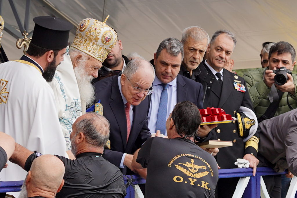 Παρουσία του Προέδρου της Ελληνικής Δημοκρατίας, ο Αρχιεπίσκοπος Ιερώνυμος τέλεσε τον Αγιασμό των υδάτων στο πρώτο λιμάνι της χώρας