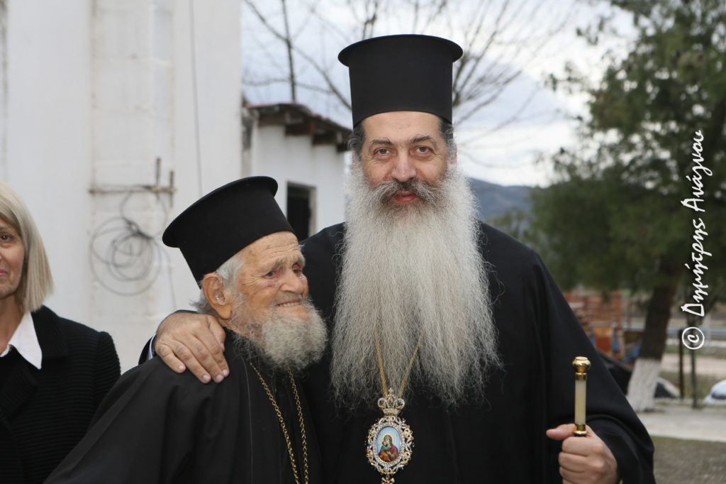 Φθιώτιδος Συμεών: «Υποκλίνομαι στον ιερέα μου, που έκλεισε τα 100 και συνεχίζει να ιερουργεί!»