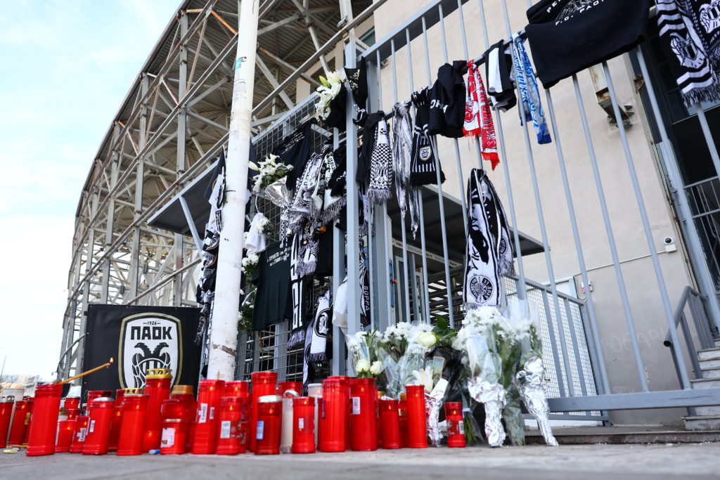 Μεσίστιες κυματίζουν οι σημαίες στο Δημαρχείο Θεσσαλονίκης –  Λουλούδια στο γήπεδο της Τούμπας για τους 7 φιλάθλους του ΠΑΟΚ