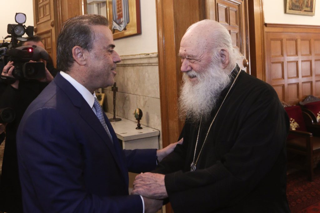 Ο Υπουργός Περιβάλλοντος και Ενέργειας Σταύρος Παπασταύρου στον Αρχιεπίσκοπο Ιερώνυμο