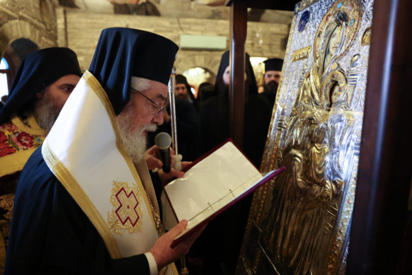 Ο Φωκίδος Θεόκτιστος ενθρονίζει και αφιερώνει το εγκόλπιο χειροτονίας του στην Παναγία την Τρικορφιώτισσα