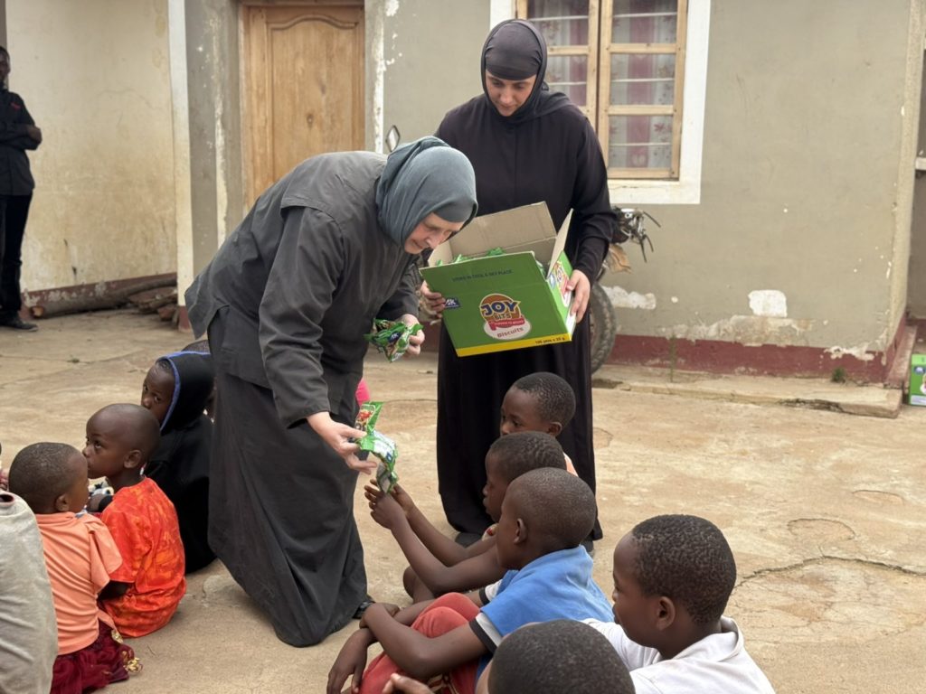 Γάλα για τα μικρά παιδιά στο Ιεραποστολικό Κέντρο της Ιεράς Μητροπόλεως Αρούσας