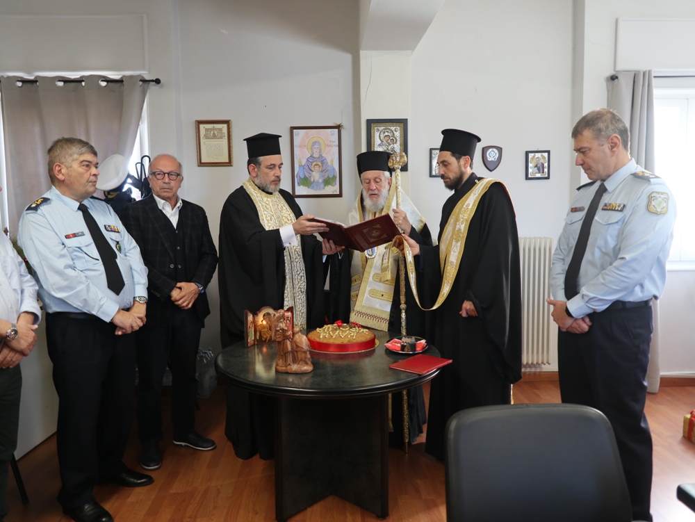 Την Αγιοβασιλειόπιτα των Αστυνομικών Υπηρεσιών Περιφέρειας Ν. Αιγαίου ευλόγησε ο Σύρου Δωρόθεος