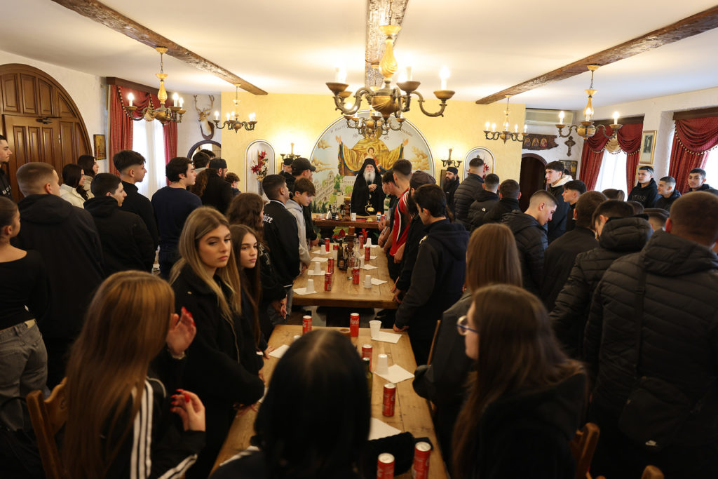 Οι νέοι των κατηχητικών σχολείων Λυκείου στη Μονή Τρικόρφου