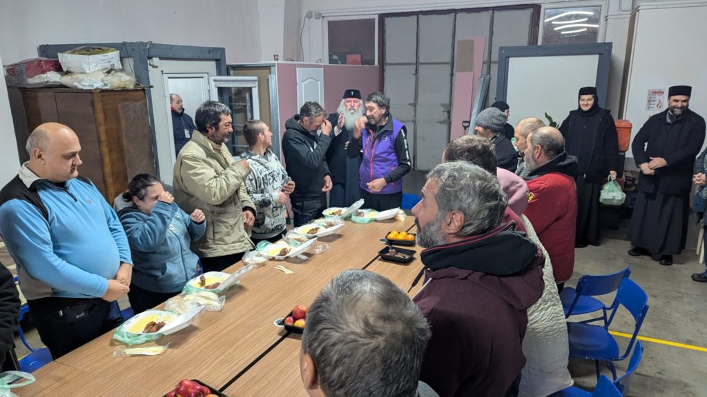 Ο Μητροπολίτης Βανάτου προσέφερε τρόφιμα σε άστεγους
