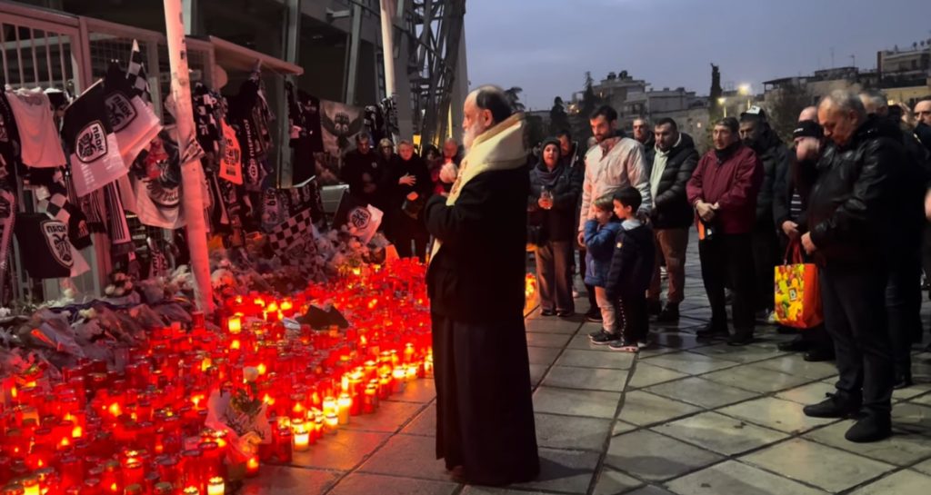 Ο Αρχιεπίσκοπος Λύδδης Δημήτριος προσευχήθηκε για τους επτά αδικοχαμένους φίλους του ΠΑΟΚ (BINTEO)