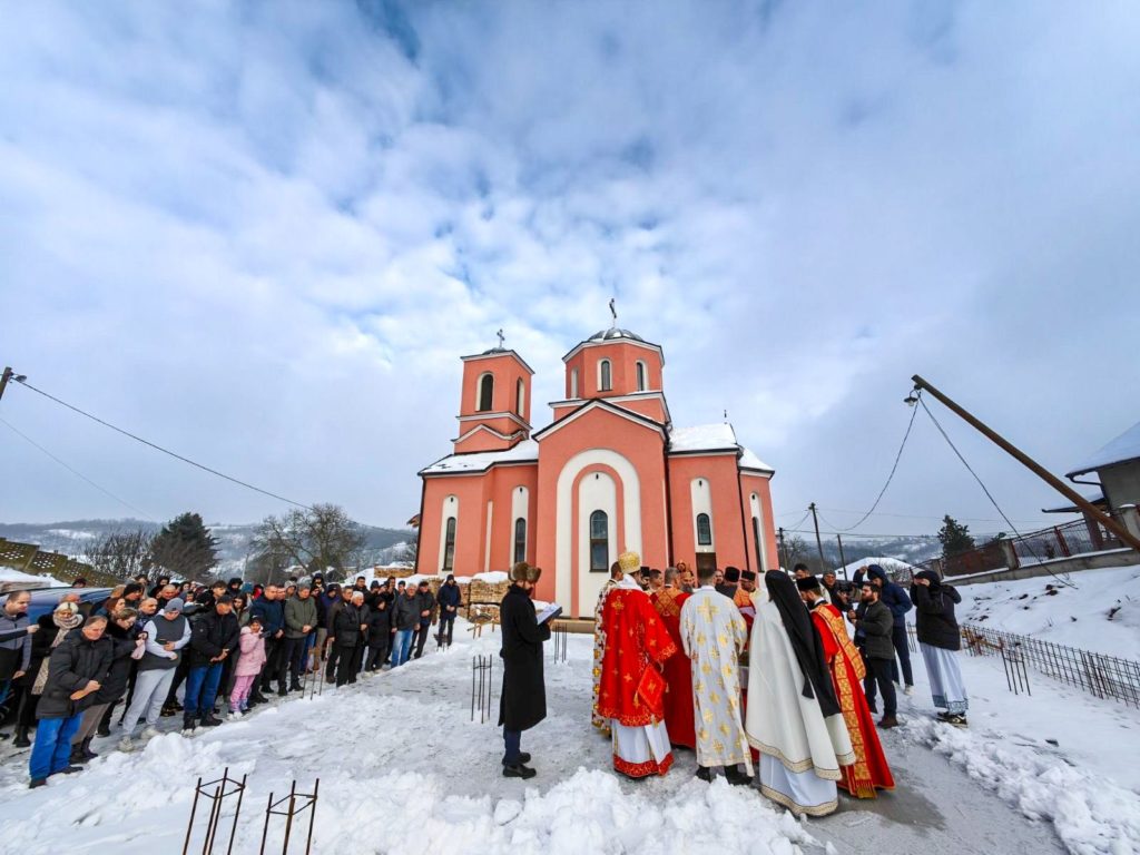 Патријарх Порфирије богослужио у Камендолу и освештао темеље Парохијског дома
