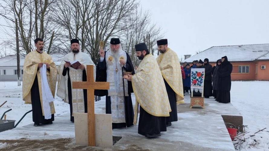 IPS Ioan și-a petrecut onomastica alături de pacienții spitalului din Jebel și a pus piatra de temelie pentru noua biserică