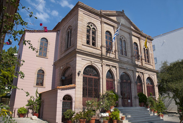 Ο ιστορικός Μητροπολιτικός Ναός της Μυτιλήνης με το τεθησαυρισμένο ιερό σκήνωμα του πολιούχου του νησιού αγίου Θεοδώρου του Βυζαντίου