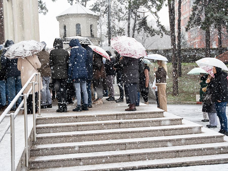 Βελιγράδι: Η χιονόπτωση δεν πτόησε τους πιστούς από το να τιμήσουν την Ημέρα του Πατέρα