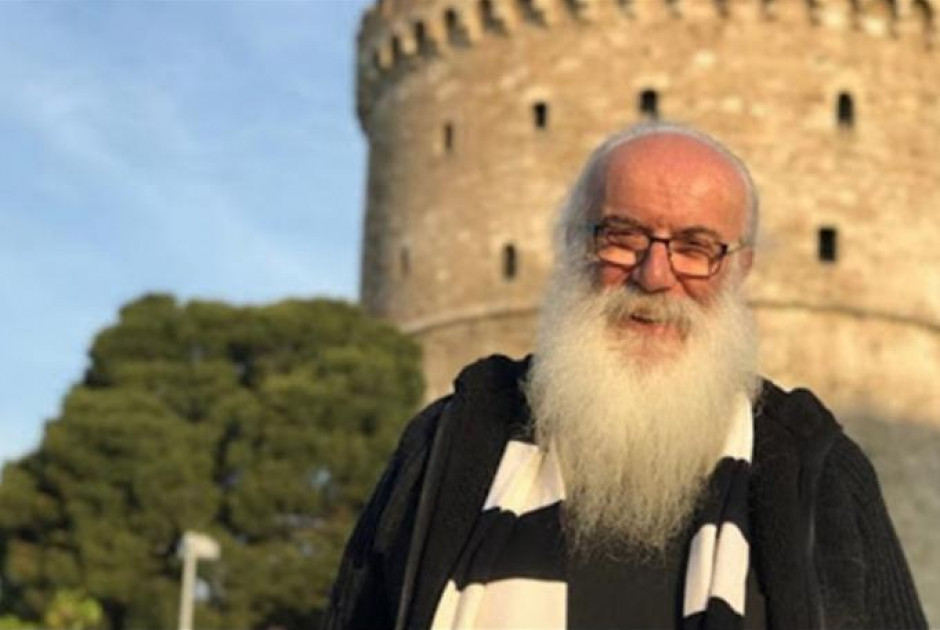 «Έπεσε ο ουρανός και τους σκέπασε»: Συγκινεί ο π. Χρήστος Μήτσιος για το τροχαίο με τους φίλους του ΠΑΟΚ