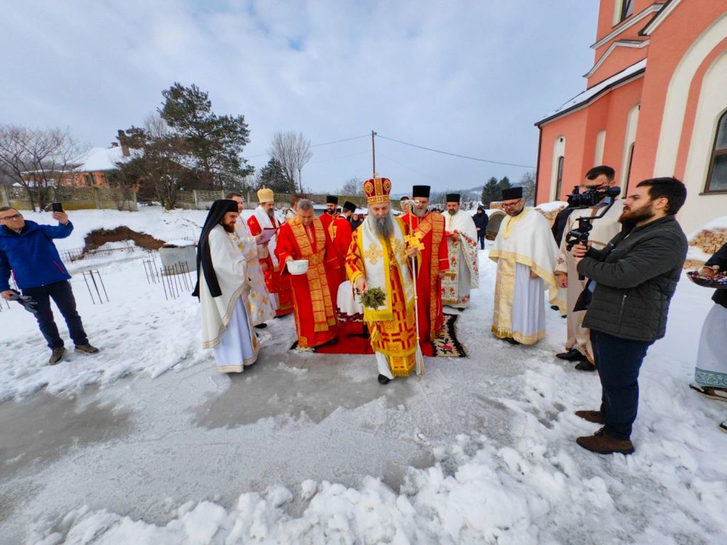 Βελιγράδι: Θεμελίωση πνευματικού κέντρου σε λευκό τοπίο