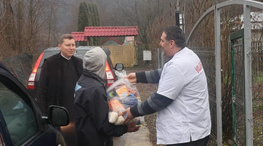 Πατριαρχείο Ρουμανίας: 40 οικογένειες έλαβαν πακέτα αγάπης από Εθελοντές