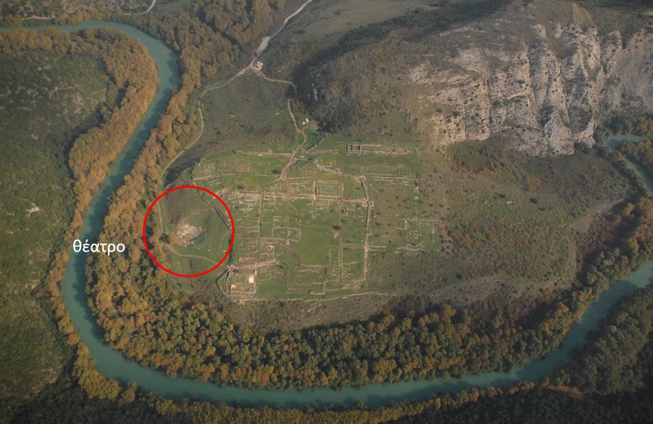 Σε εξέλιξη η αναστήλωση του σκηνικού οικοδομήματος του αρχαίου θεάτρου Γιτάνων, στη Θεσπρωτία