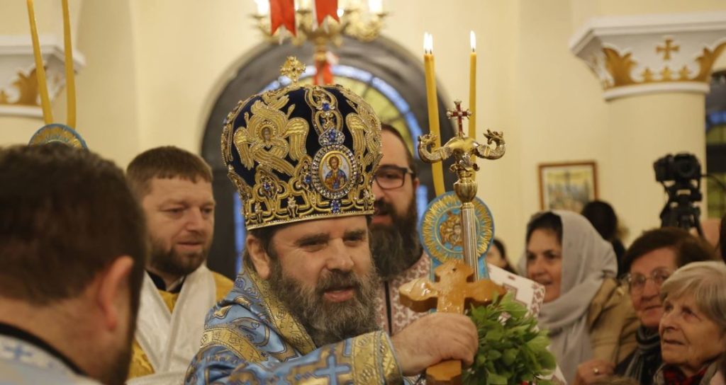 Bekimi i Ujit dhe i Popullit shpresëtar në Kishën e Apostull Pavlit dhe Shën Astit në Durrës nga Kryepiskopi Joan