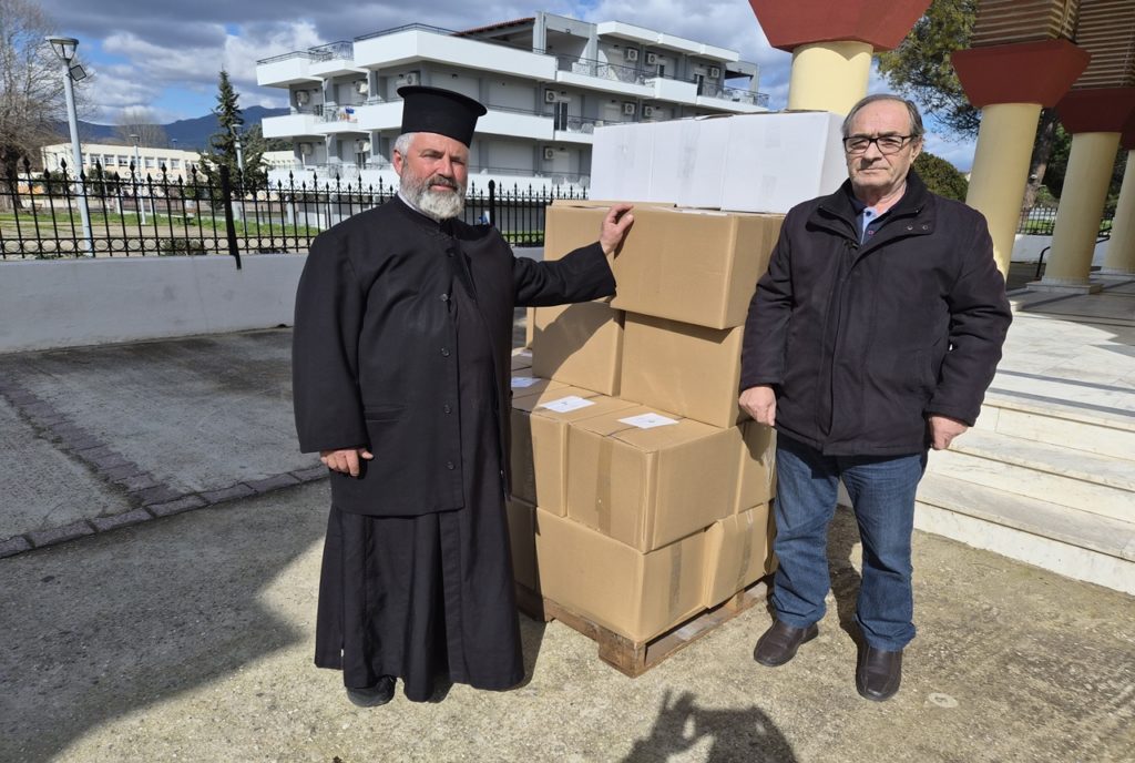 Διανομή δεμάτων – τροφίμων από τη Μητρόπολη Μαρωνείας και Κομοτηνής