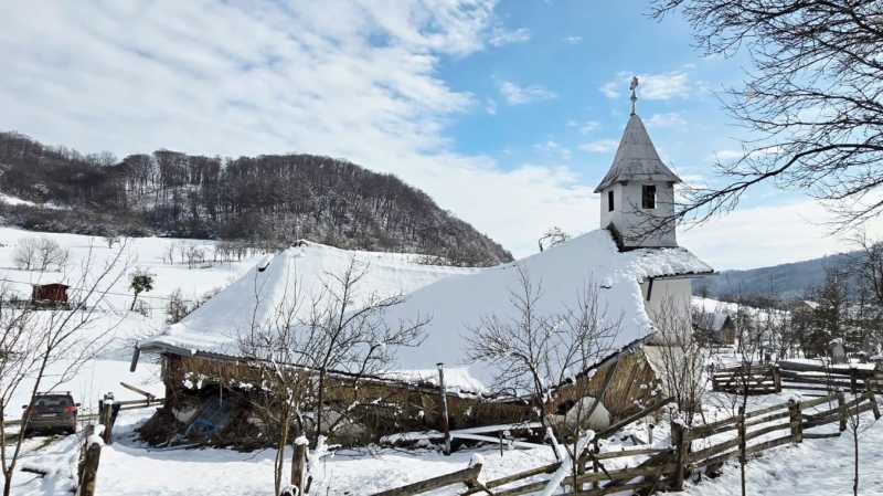 O biserică veche de peste două secole s-a prăbușit: Episcopia Covasnei și Harghitei pregătește construirea unui nou lăcaș