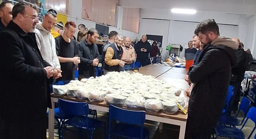 Μία ενορία στην Τιμισοάρα προσέφερε ζεστό γεύμα σε δεκάδες αστέγους