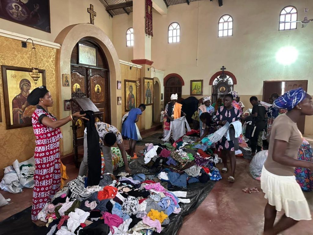 Φιλανθρωπική διανομή ρούχων και υποδημάτων από την Ιερά Μητρόπολη Άκκρας