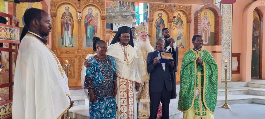 Ο Μητροπολίτης Κινσάσας τίμησε τον μάγειρα της Ιεράς Μητροπόλεως για την πολυετή προσφορά του