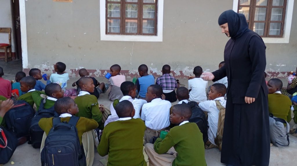 Καθημερινή διανομή ζεστού γάλακτος στο Ιεραποστολικό Κέντρο της Ιεράς Μητροπόλεως Αρούσας