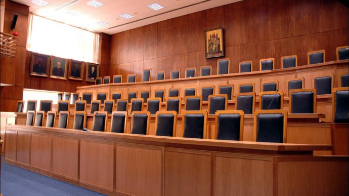 Το δίλημμα της αποκαθήλωσης των θρησκευτικών Συμβόλων