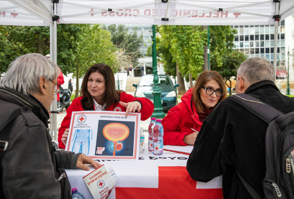 Ο Ελληνικός Ερυθρός Σταυρός διοργάνωσε δράση ενημέρωσης και ευαισθητοποίησης για τον Καρκίνο στην Πλατεία Συντάγματος