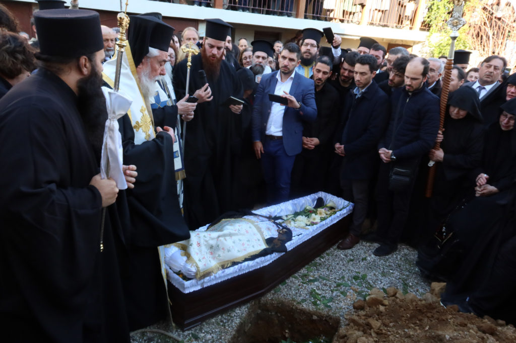 Η ταφή του Γέροντος Στεφάνου Αναγνωστόπουλου από τον Ναυπάκτου Ιερόθεο και τον Φωκίδος Θεόκτιστο