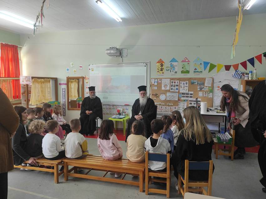 Επίσκεψη Μητροπολίτη Κορίνθου στο Νηπιαγωγείο και στο Δημοτικό Σχολείο του Άσσου
